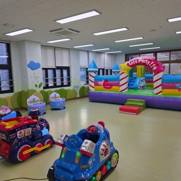 의왕초등학교 병설유치원 소형바운스 및 키즈라이드 두더지게임 놀이기구 설치 사례